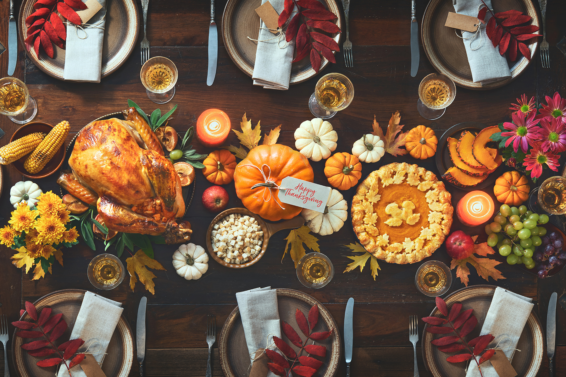 Eco-friendly Thanksgiving table decor using natural, locally sourced elements.